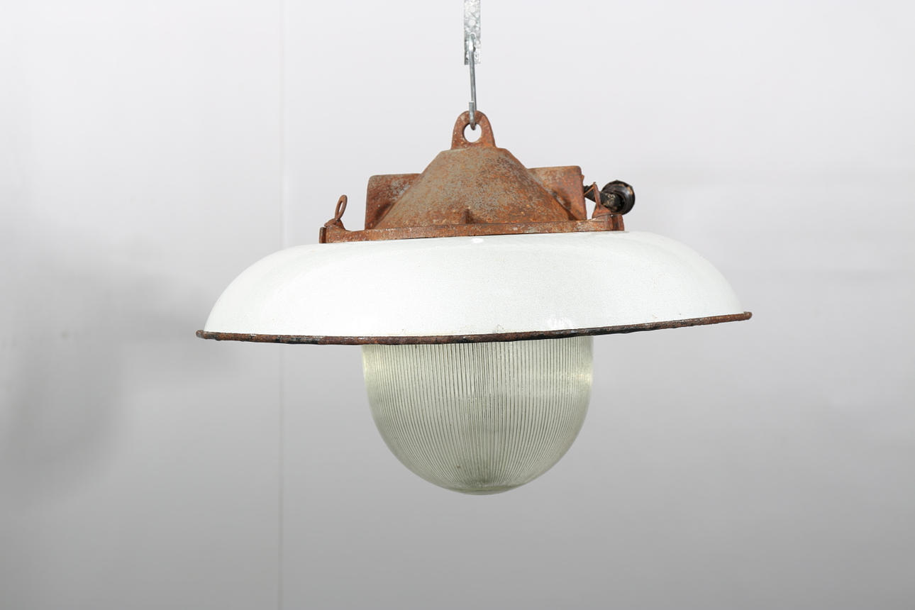 INDUSTRILAMPA, delvis vitmålad metall, 1900-talets första hälft.