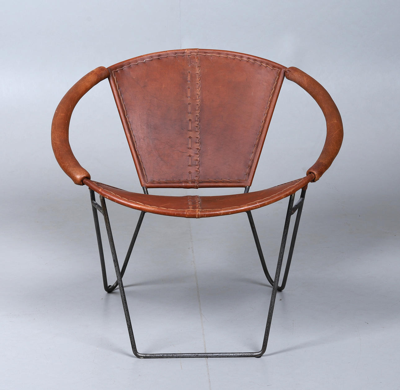 FOTÖLJ, "Melissa", läder och metall.