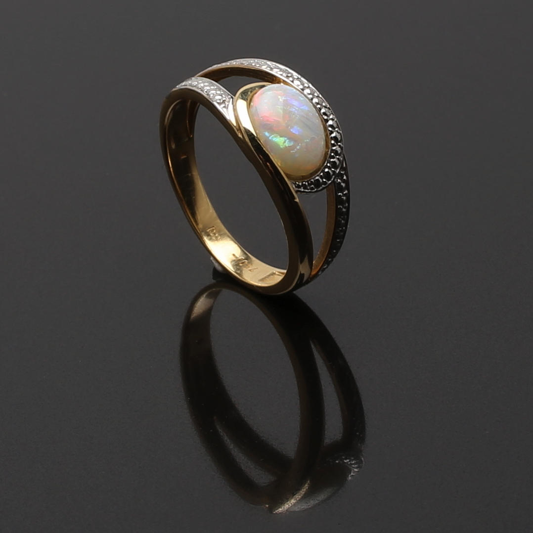 RING, 18 K rödguld med opal och diamant. Vikt 3,24 g.
