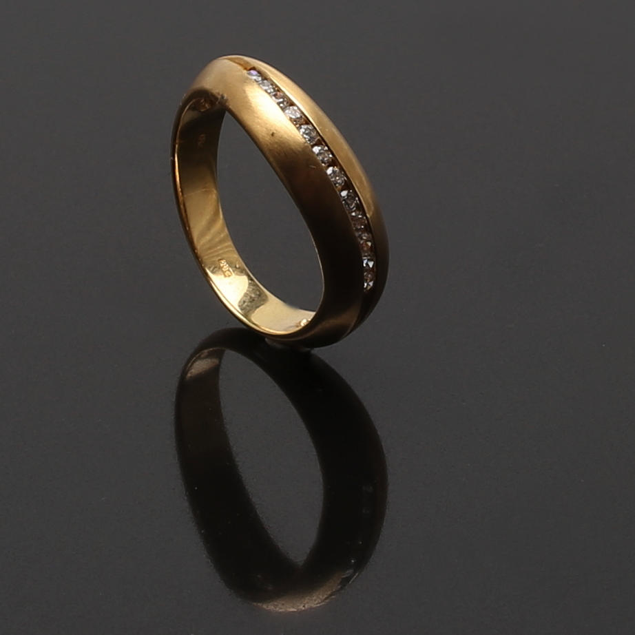 RING, 18 K rödguld med cubuc zirkoner. Vikt 3,78 g.