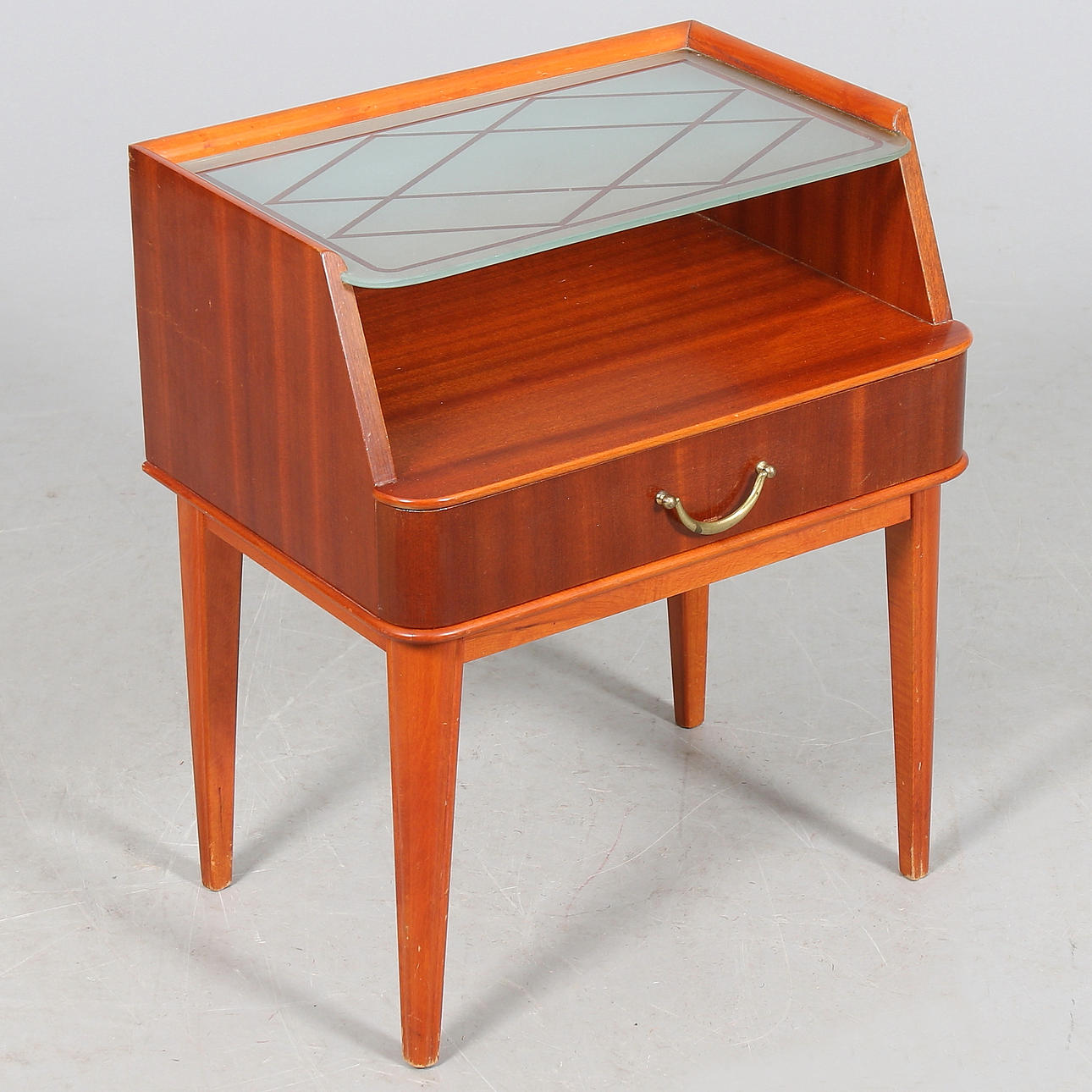 SÄNGBORD, mahogny och glas, 1950/60-tal.