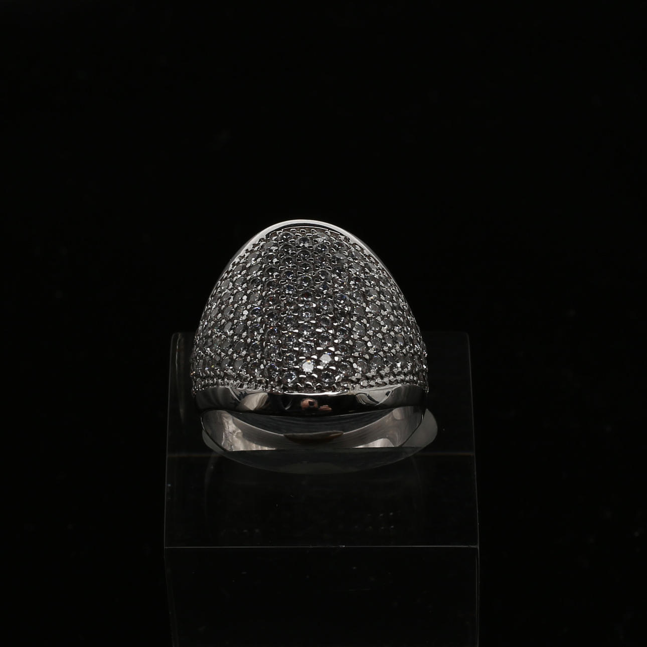 RING i 18 K vitguld besatt med cubic zirkoner. Vikt 5,16 g.