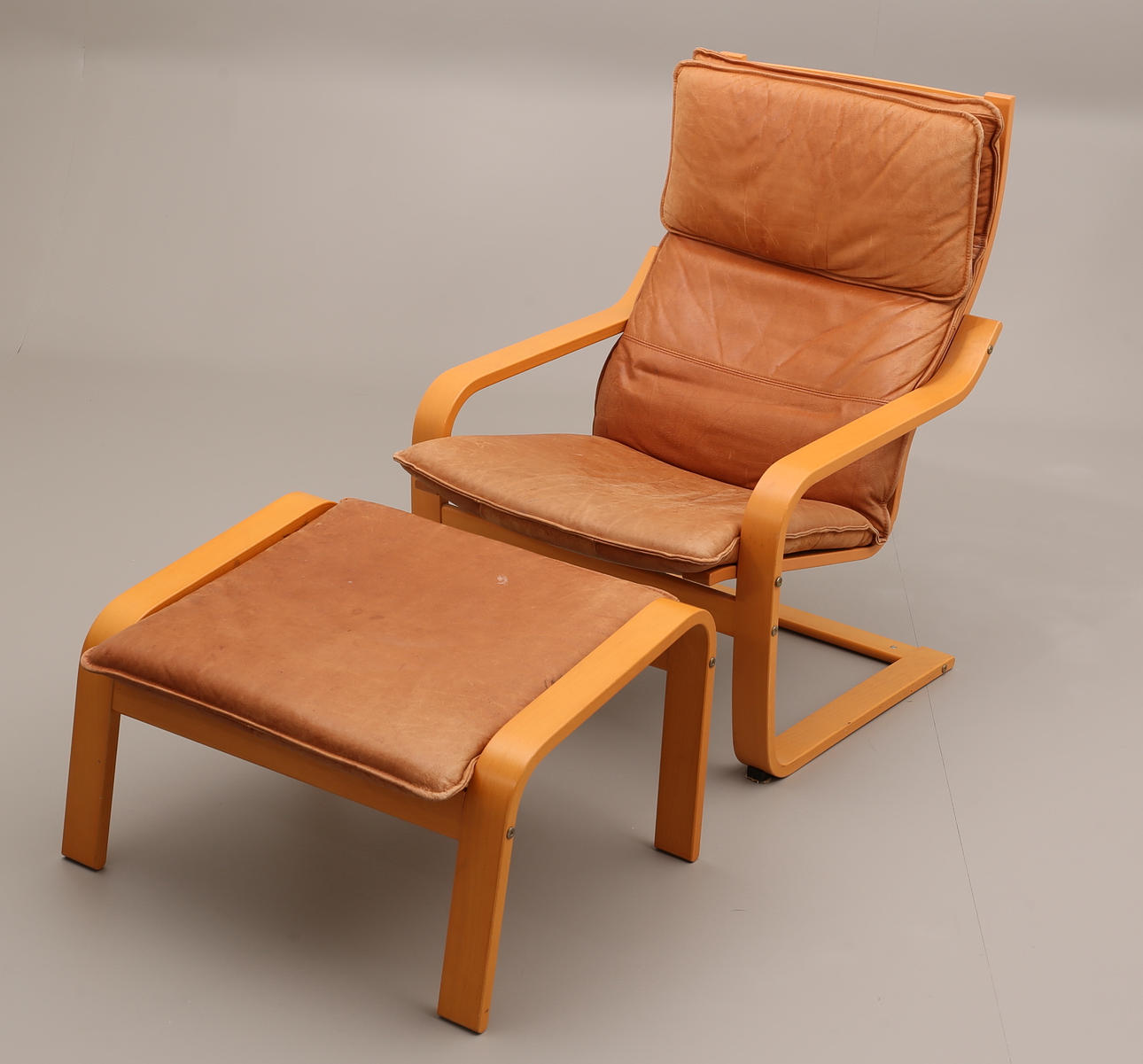 FÅTÖLJ med fotpall, skinnklädda dynor.