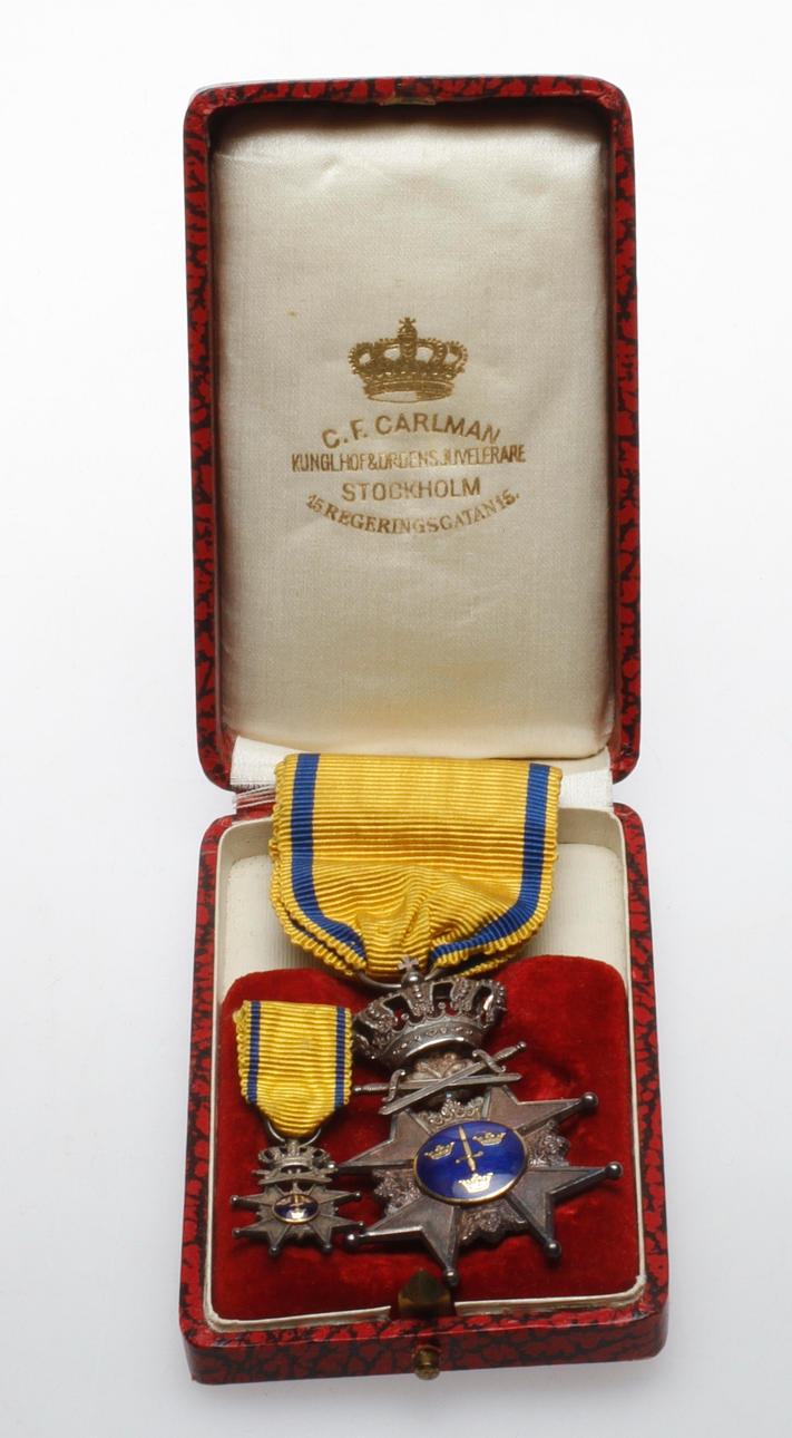 INSIGNIA OF THE ORDER, 2 pcs, silver and enamel, Pro Patria, Order of the Sword, CF Carlman.