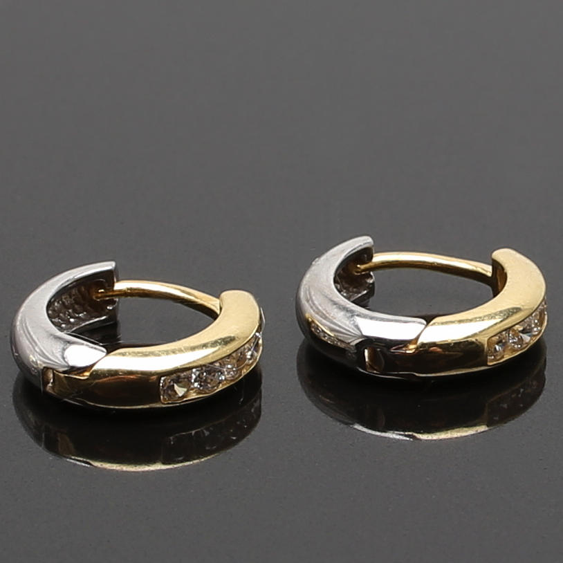 ÖRHÄNGEN i 18 K röd- och vitguld med cubic zirkoner. 3.06 g.