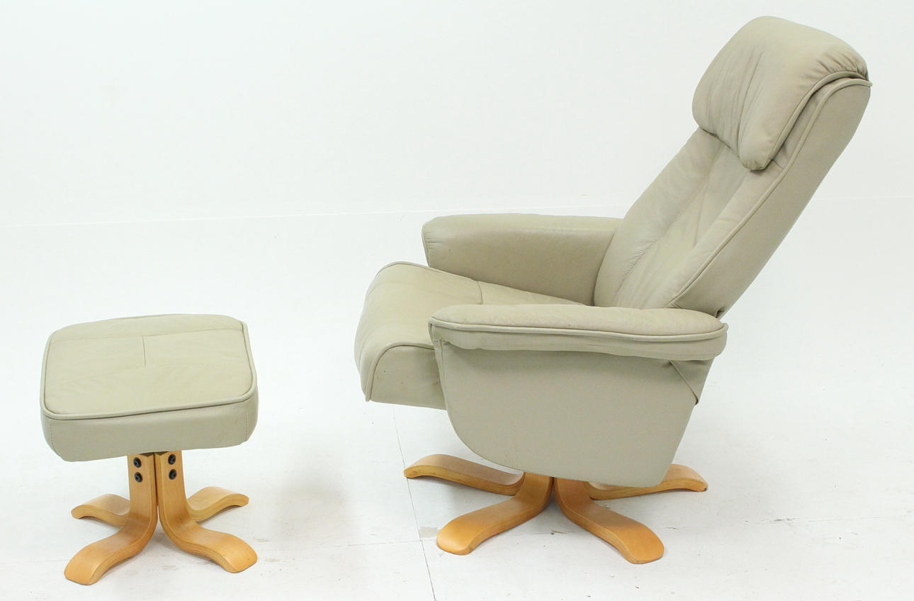 FÅTÖLJ, skinn, med fotpall.