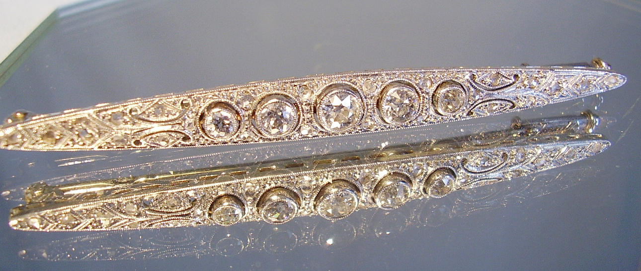 ART DEKO DIAMOND BROSCH runt 1920 vitguld/gult guld 585 diamanter totalt cca 1 ct.