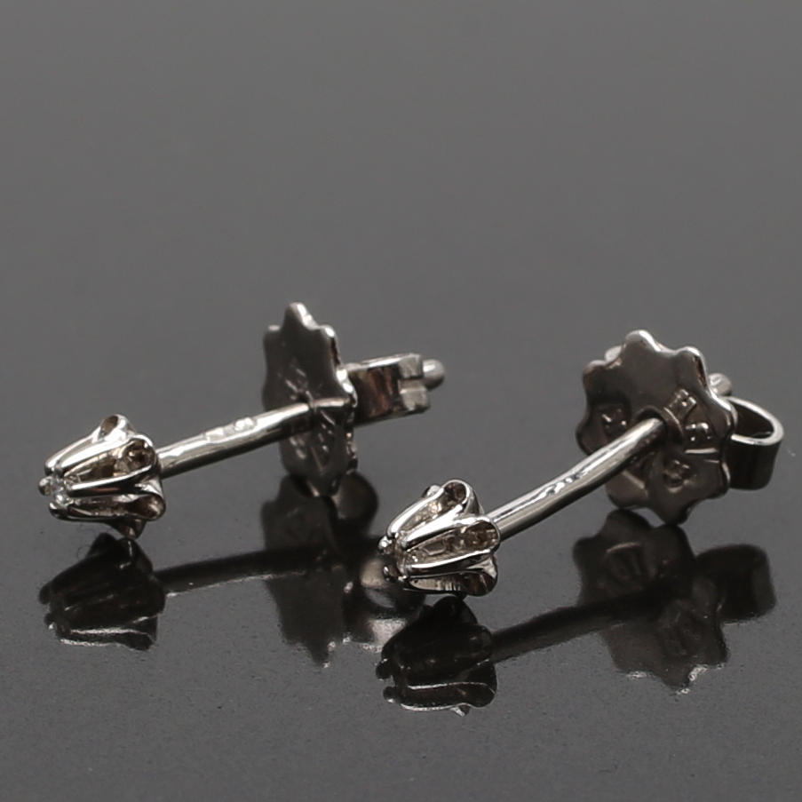 ENSTENSÖRHÄNGEN i 18 K vitguld och diamanter. 1,0 g.