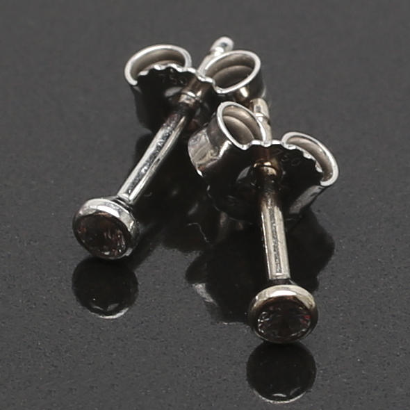 ÖRHÄNGEN i 18 K vitguld med cubic zirkon. 0,65 g.