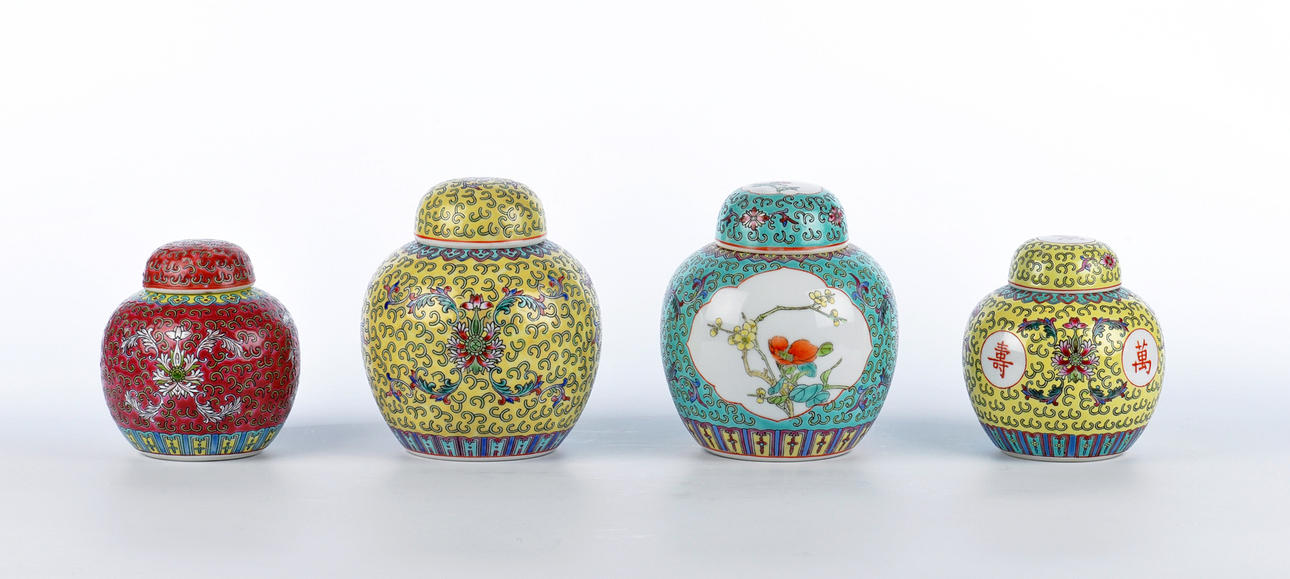 CHINA, 20. JAHRHUNDERT. En samling av fyra tekaddier, handmålade.