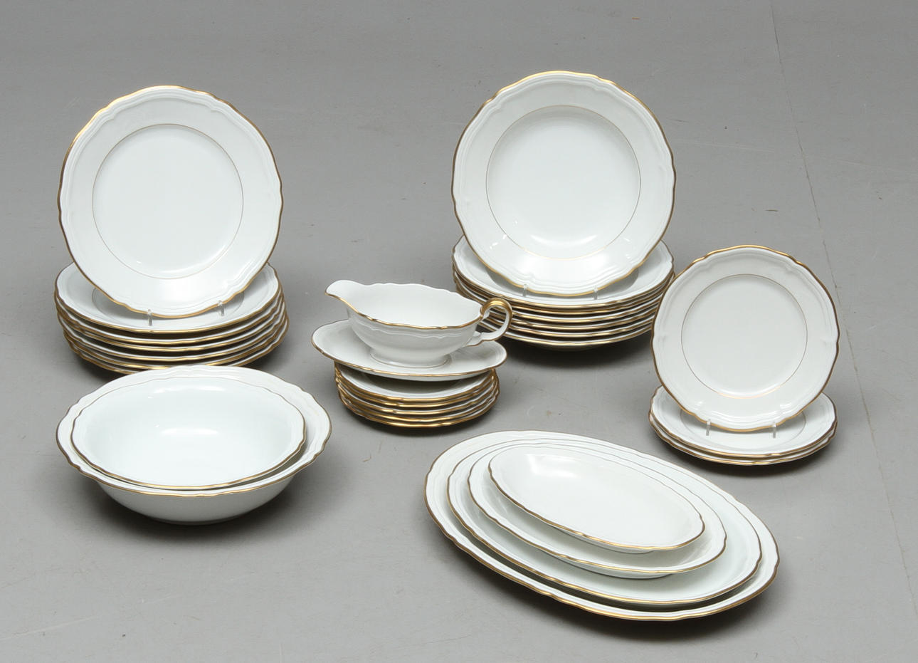 MATSERVIS, 67 delar, porslin, "Marie Luise", Seltmann Weiden, 1900-talets senare hälft.