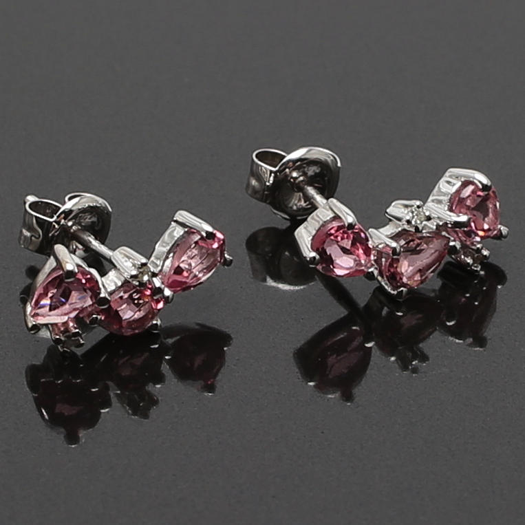 ÖRHÄNGEN i 14K vitguld med rosa stenar och diamanter. Vikt 1.35 g.