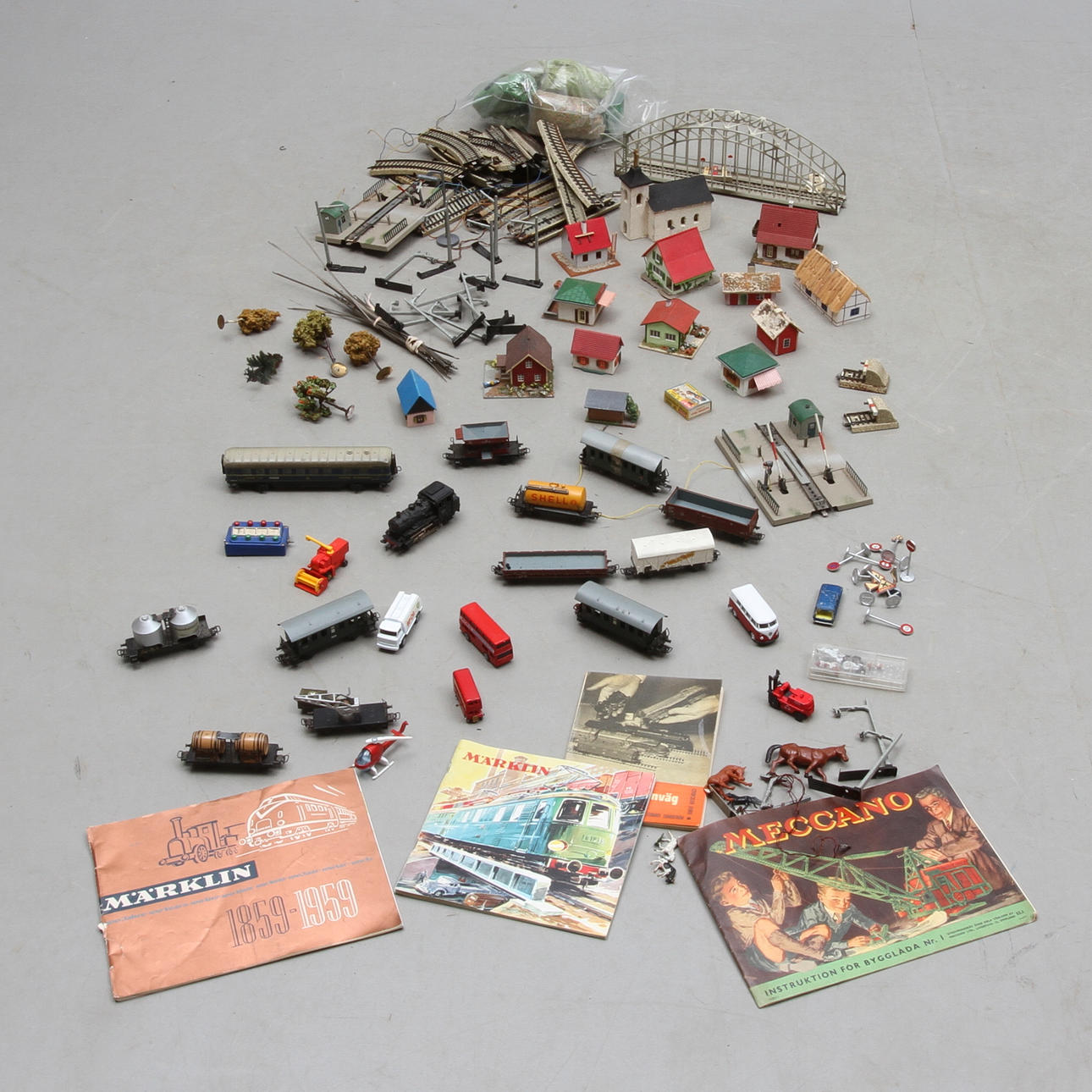 MÄRKLIN ånglok 3000.1, 8 vagnar, räls, bro, trafo, hus , luftledning med mera.