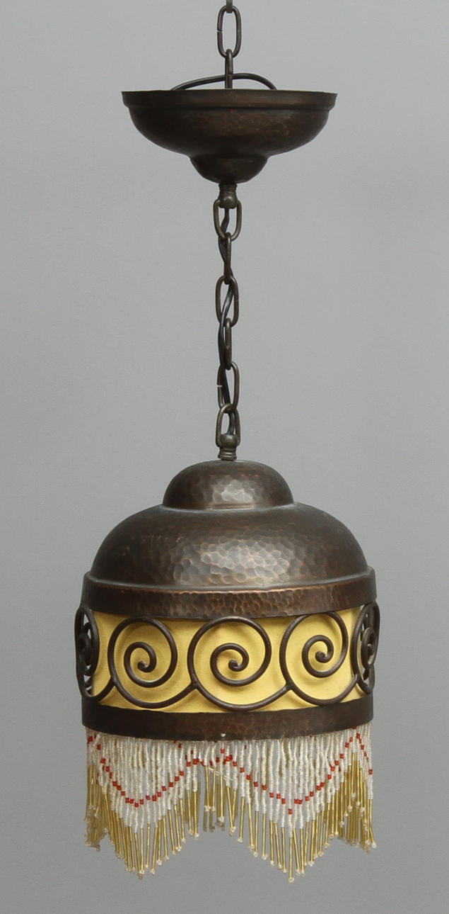 TAKLAMPA, koppar med pärlfransdekor, jugend, 1900-talets början.