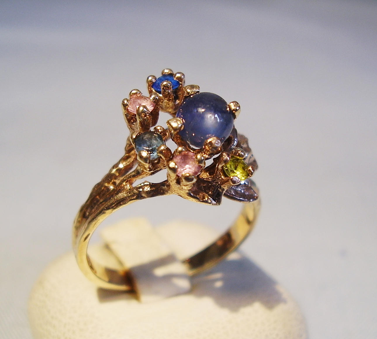 GULDRING MED SAFIR OCH MULTICOLOR ÄDELSTENAR gult guld 10 karat 416/1000 steg guld.