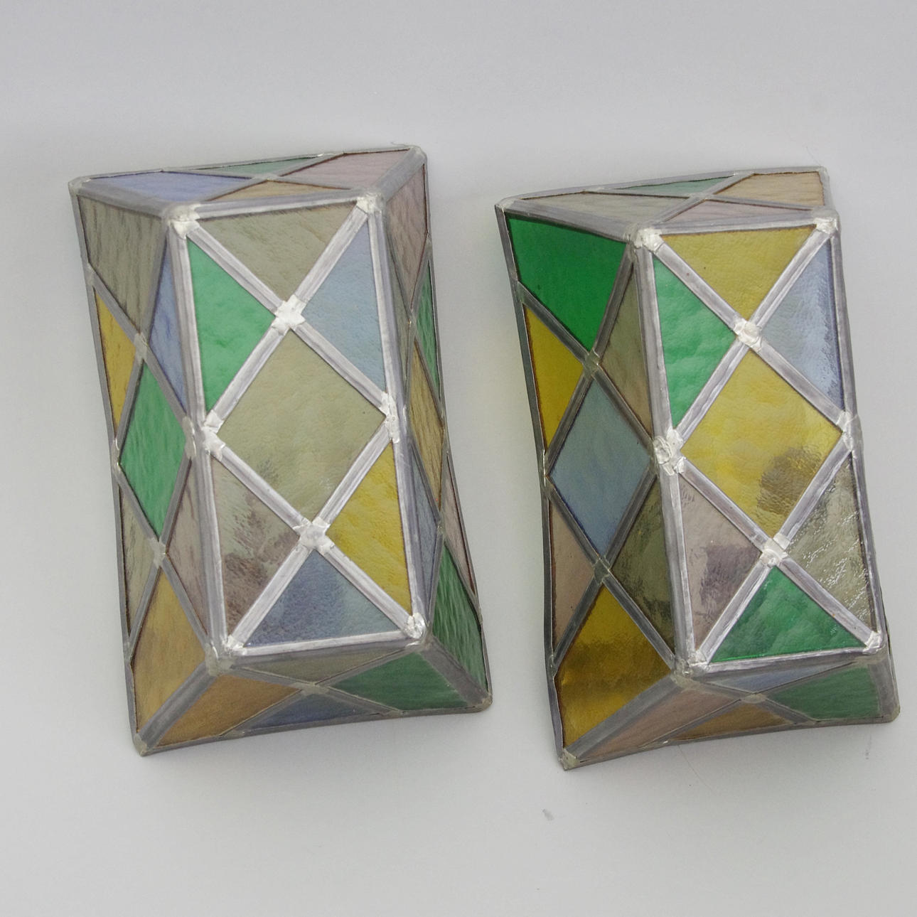 VÄGGLAMPOR, 1 par, blyinfattat glas, 1900-talets mitt.