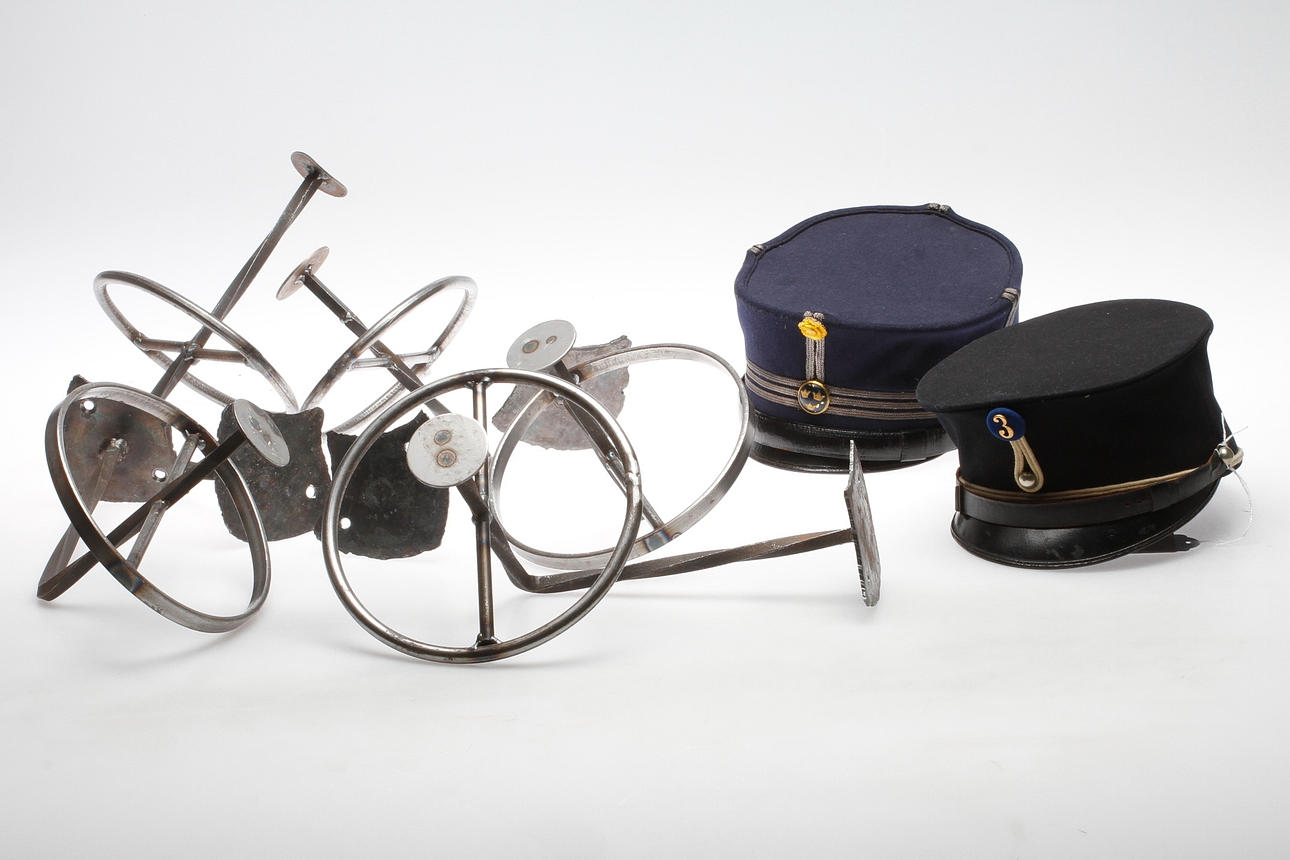 MILITÄRMÖSSOR, 2 st, Sverige samt HATTHÅLLARE, 5 st.