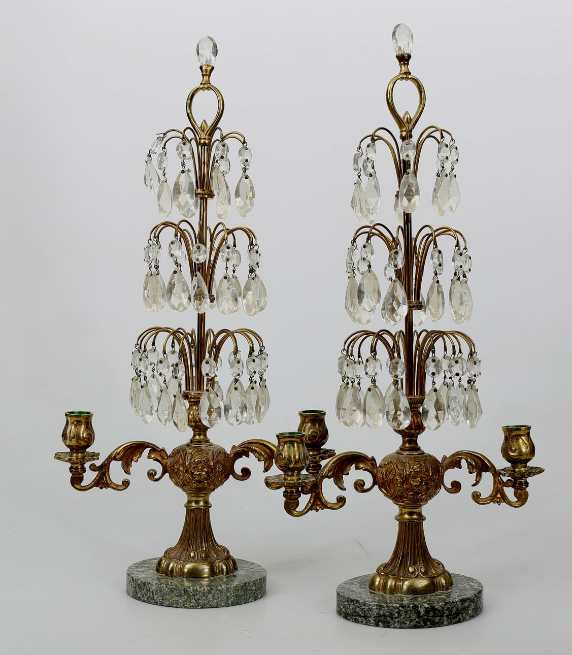 BORDSLYSTRAR, mässing, sten och prismor, 2 armar, 2 stycken, 1900-talets mitt.