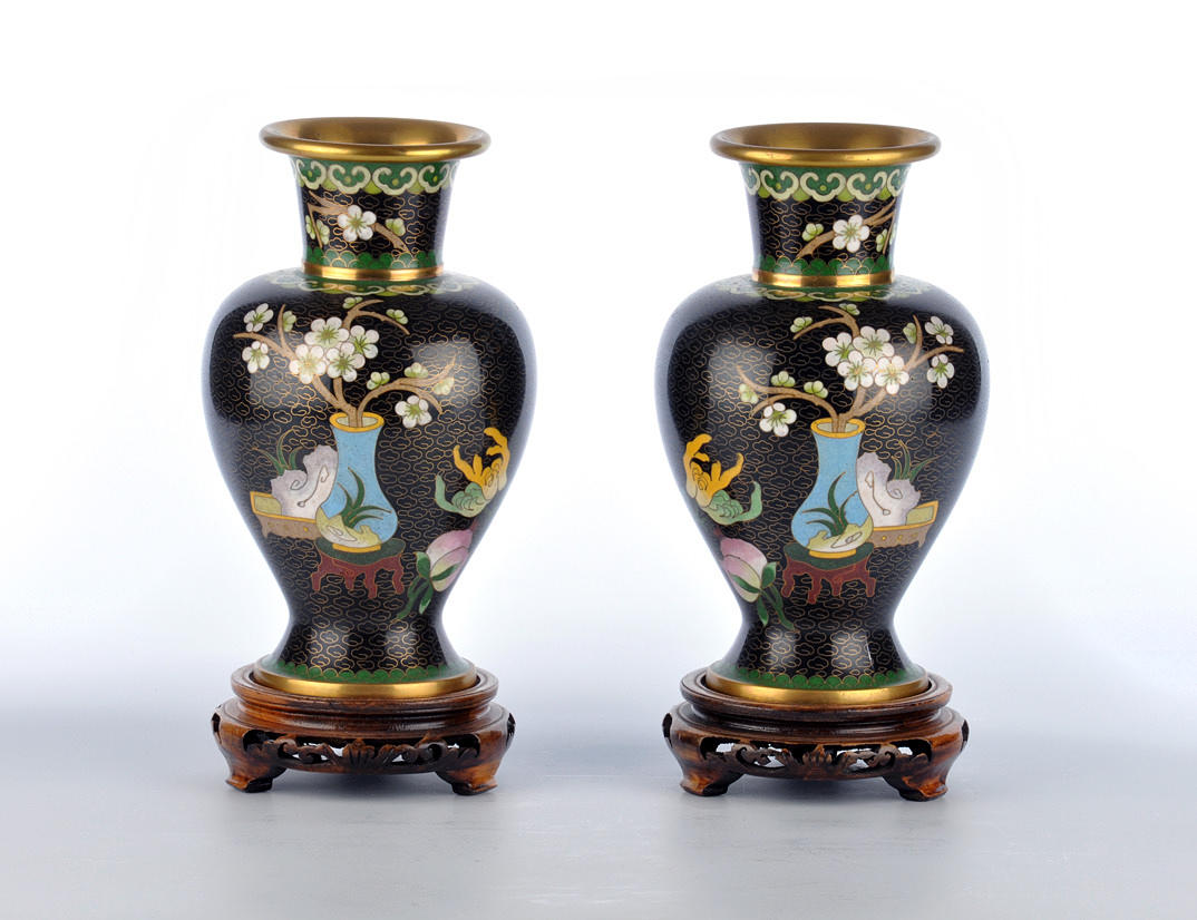 SCHWARZE CLOISONNE-BALUSTERVASEN. Parade vaser på en bas.
