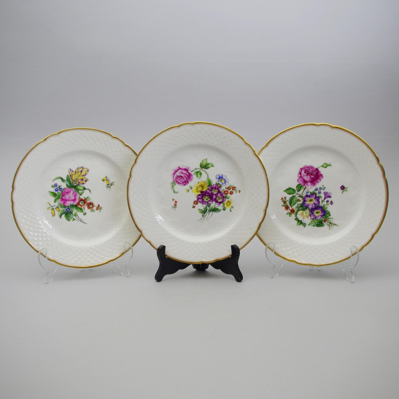 TALLRIKAR, 3 stycken med blomsterdekor, Bing & Gröndal.