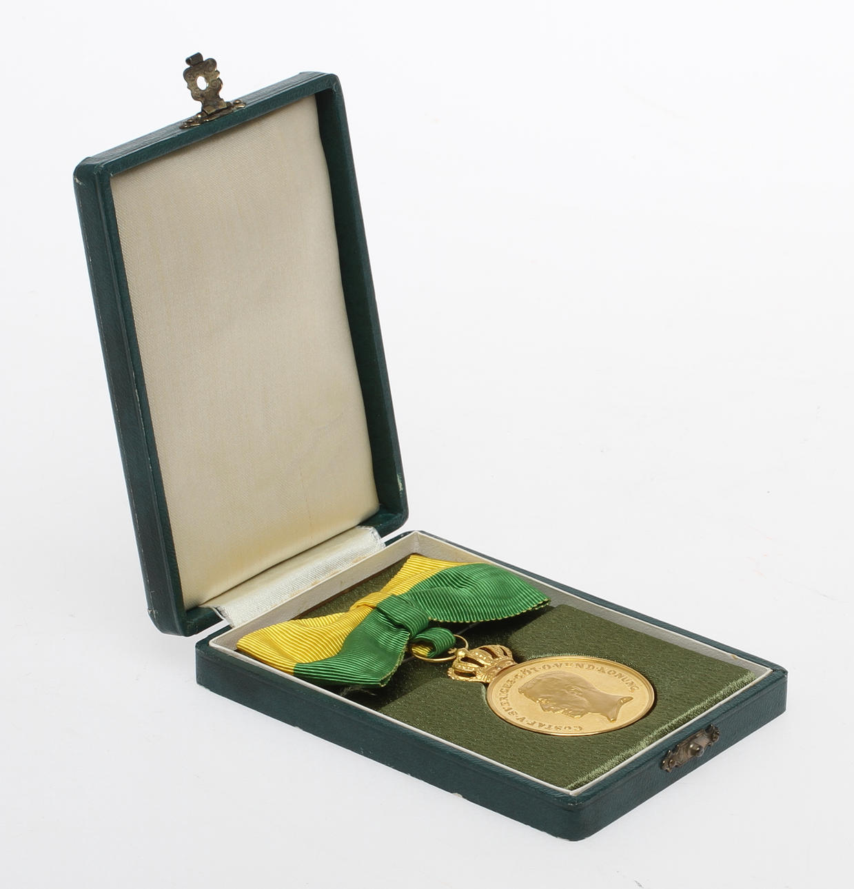 FÖRTJÄNSTMEDALJ, 23k samt 18k guld, Kongl. Patriotiska Sällskapet. Tot vikt (inkl band): 31,6 gram.