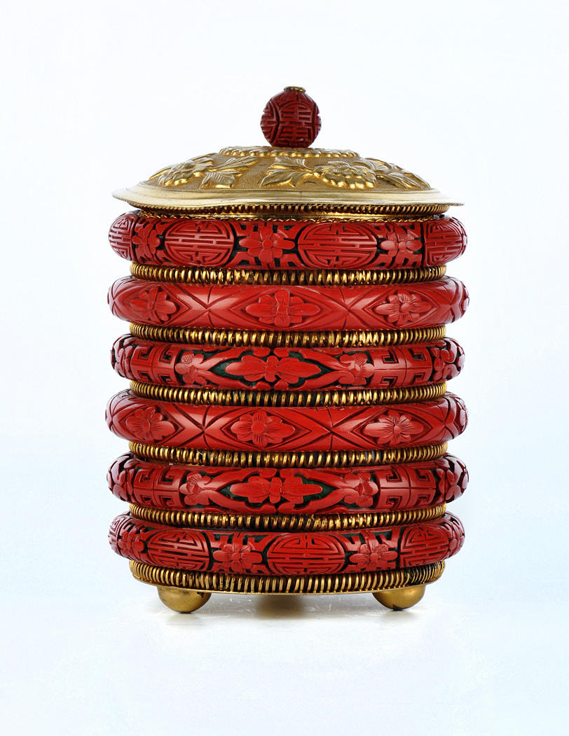 ASIATISCHE DECKELDOSE. Röd lack och guldpläterat silver.