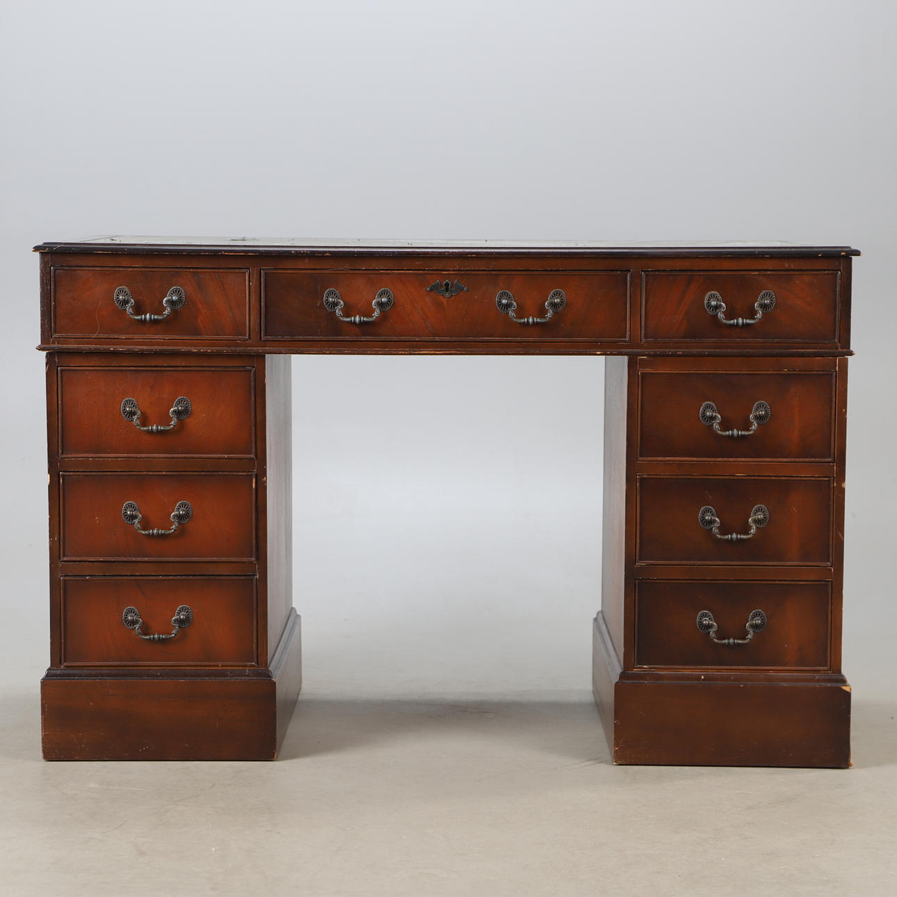 SKRIVEBORD, mahogni og læder, engelsk stil.