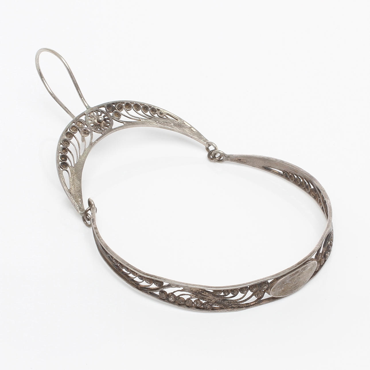 GARNHÅLLARE i form av armband, filigranarbete, ostämplad, 1800/1900-tal.