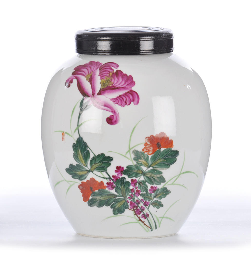 BEHÅLLARE. Präglat kropp med blomma målning, träskiva.