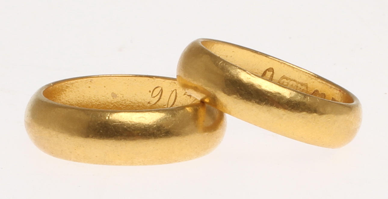 RINGAR 2st, 23k guld. Total vikt 13,8 gram.