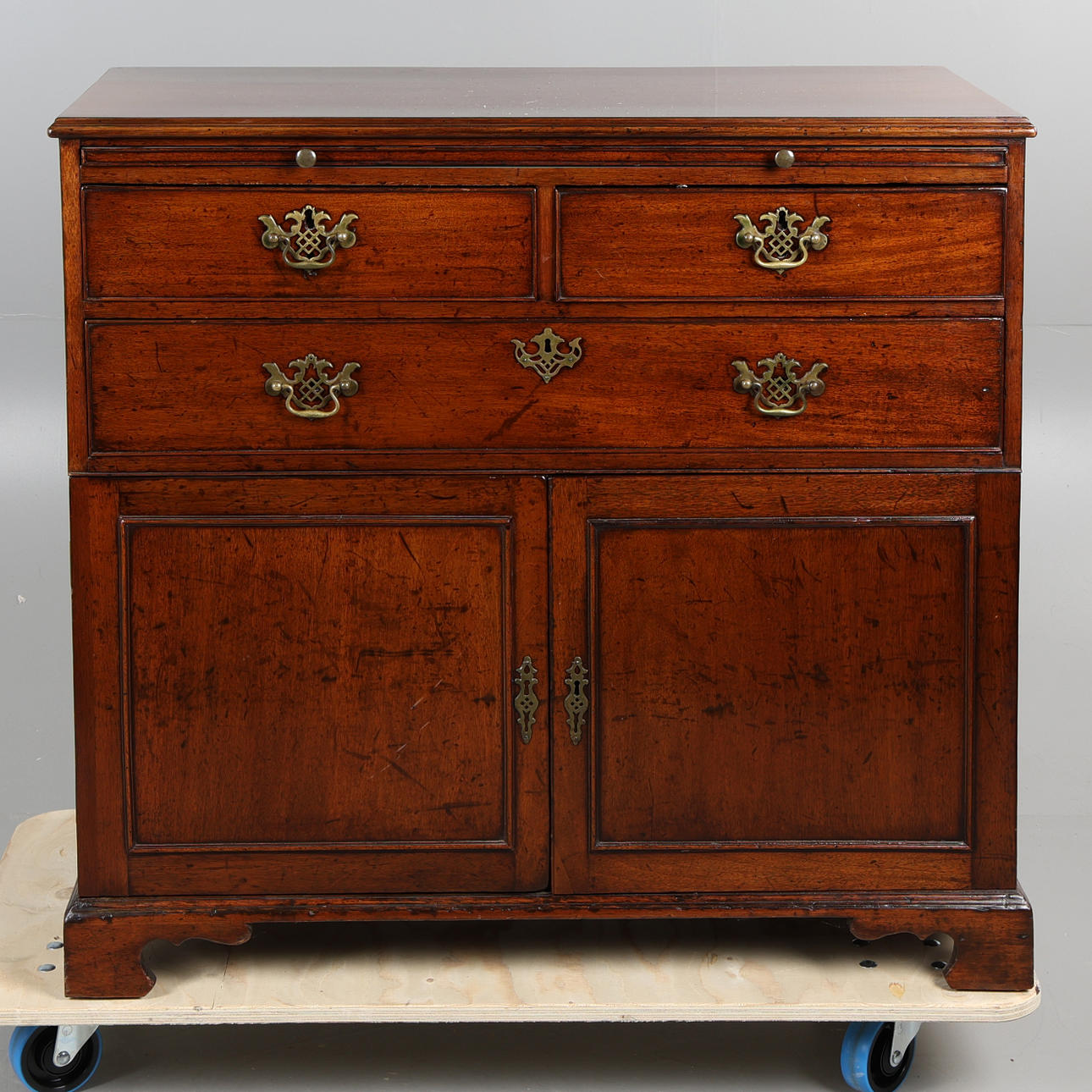 ET GEORGE III MAHOGNI SKAB.