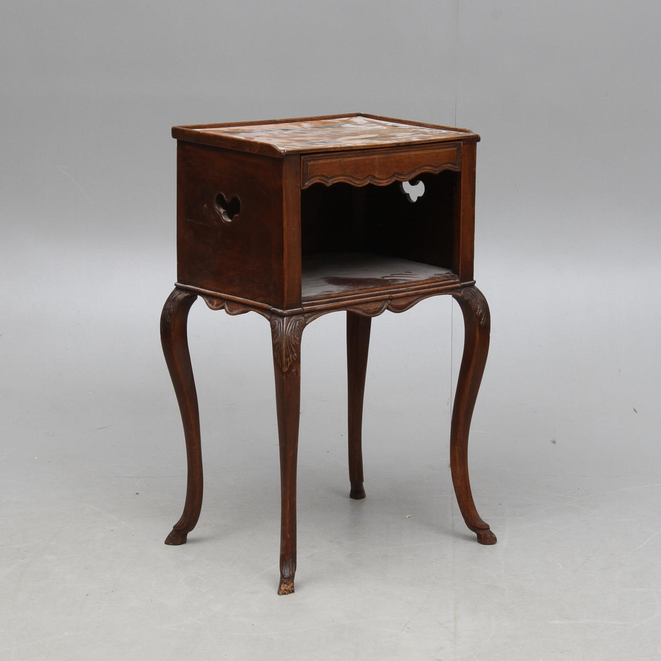 NATTDUKSBORD, med låda, rokokostil, delvis äldre delar.