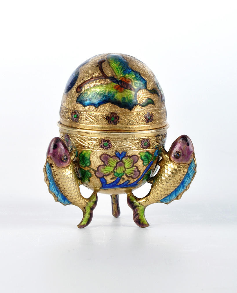 DECKELGEFÄSS (SALZ, KAVIAR), SILBER. Figural locklåda på tre ben, mejslad, emaljerad.