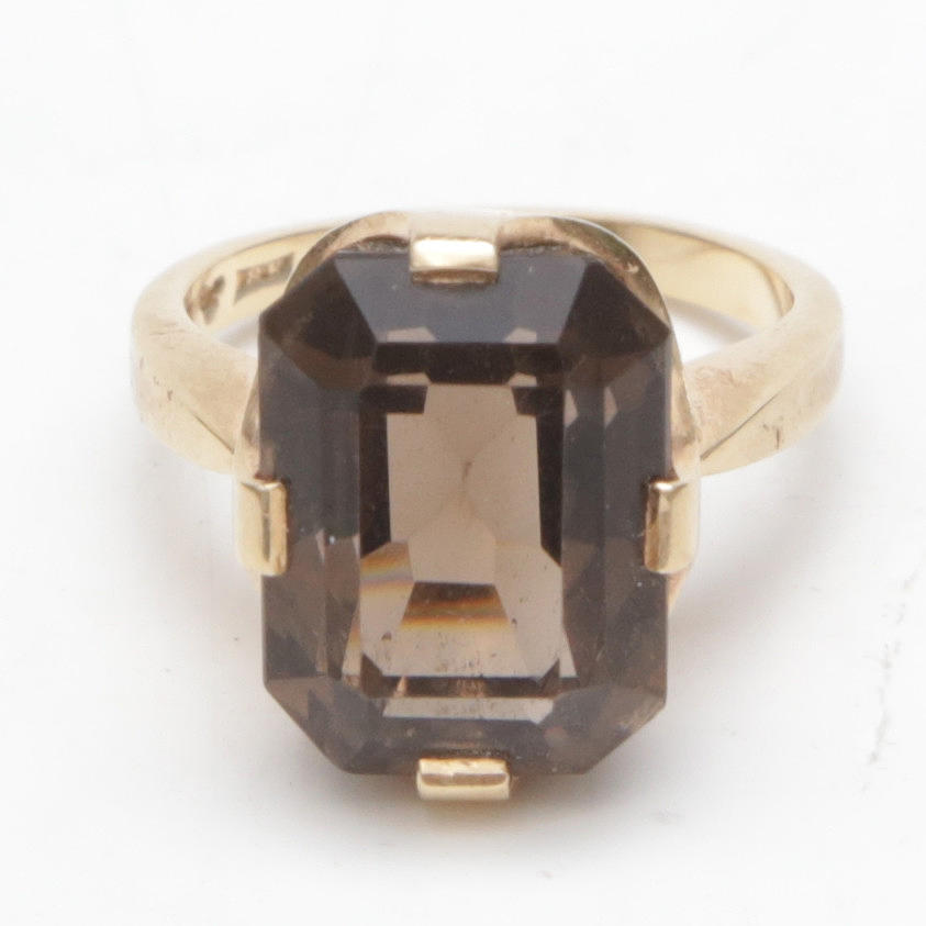 RING, 18 K, med brun sten.