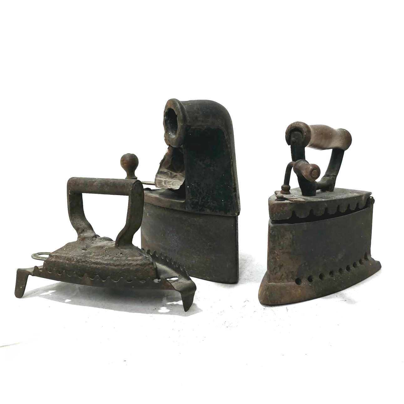 SAMLING AF TRE ANTIKKE JERN- OG TRÆPLADER.