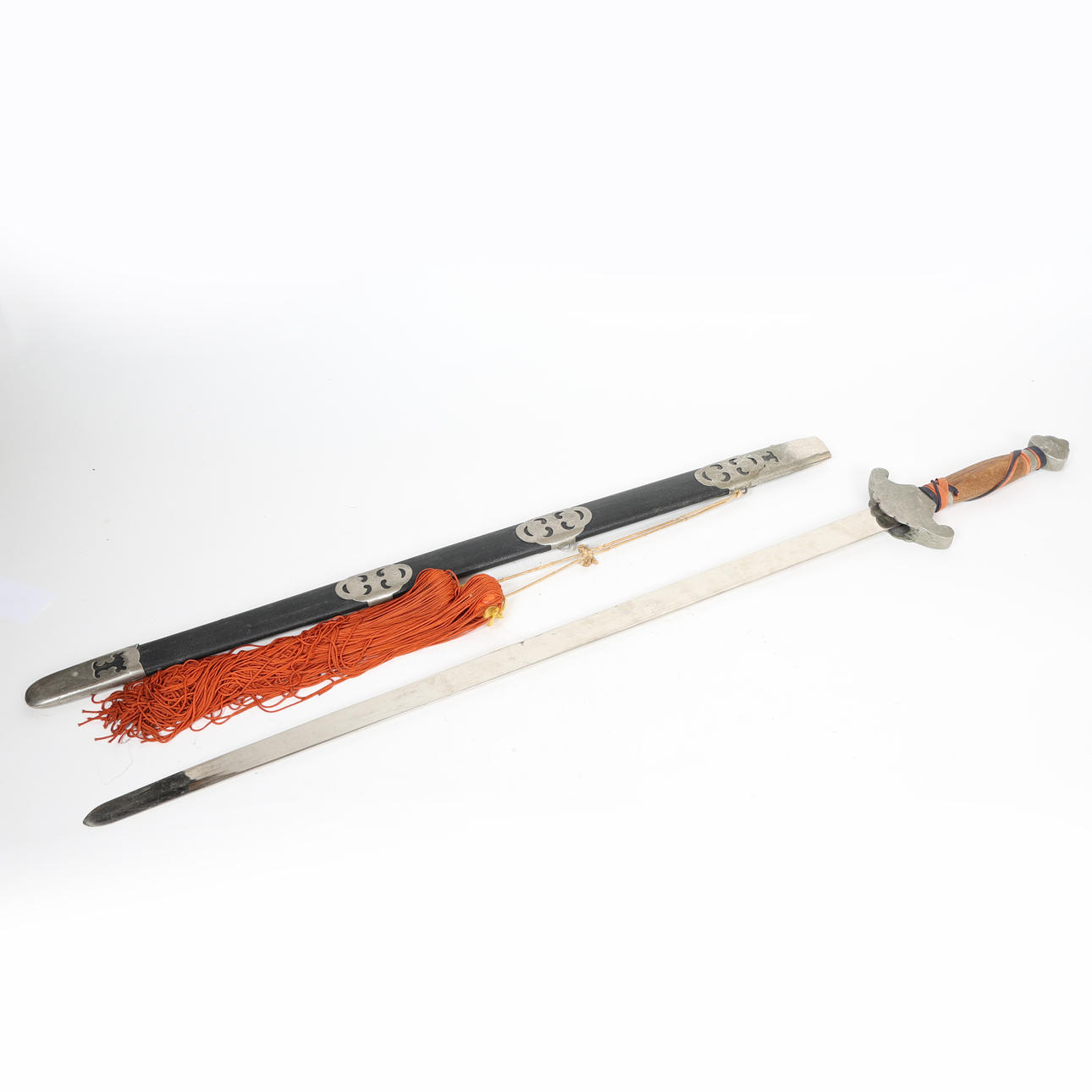 A DECORATIVE CHINESE SWORD.