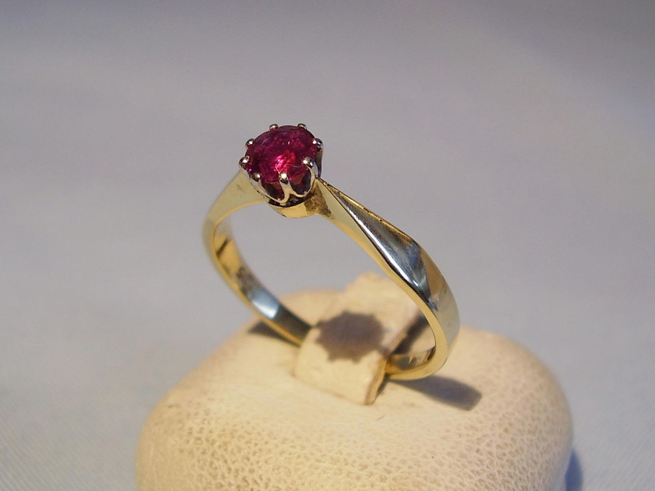 ANTIK RUBY ENSTENSRING 0.58 ct. 585 gult guld.