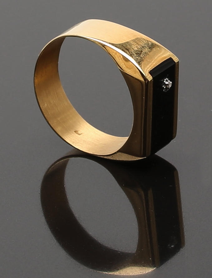 KLACKRING i 18 K guld med onyx och diamant. 4,68 g.