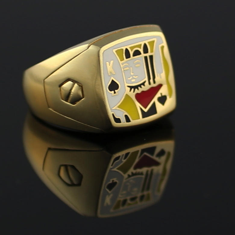 KLACKRING i 18 K guld med emalj. "Poker", 9,93 g.