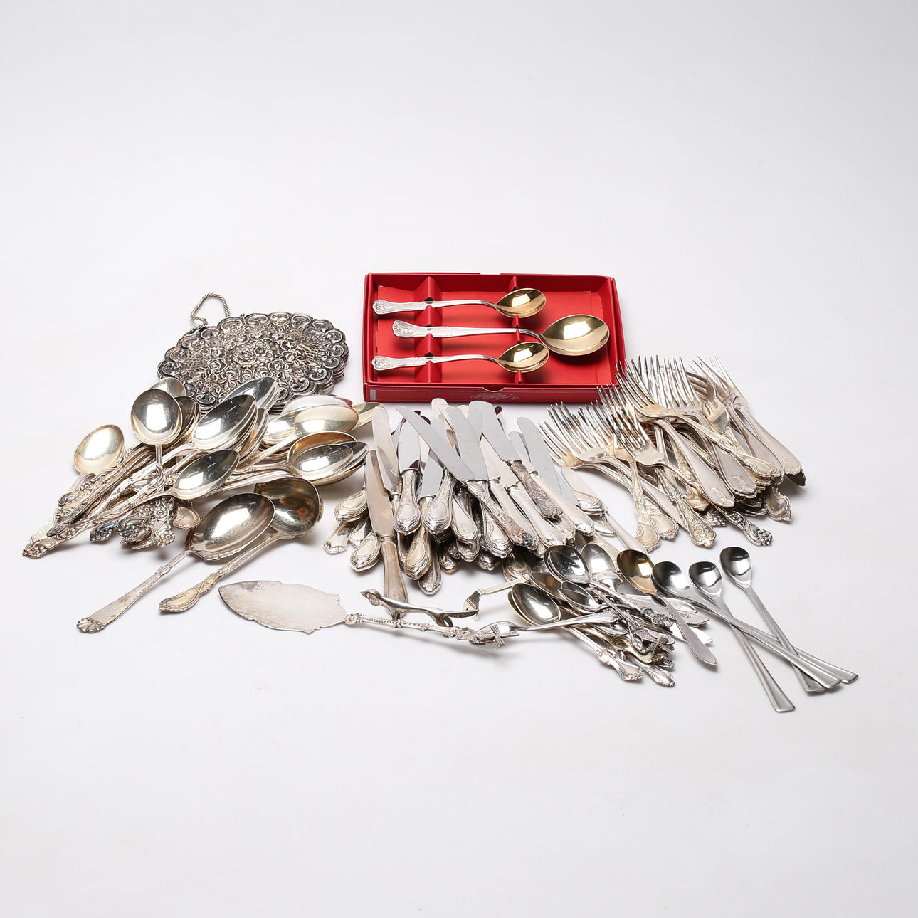 LOTE DE PLATERÍA Y ESPEJO DE MANO.