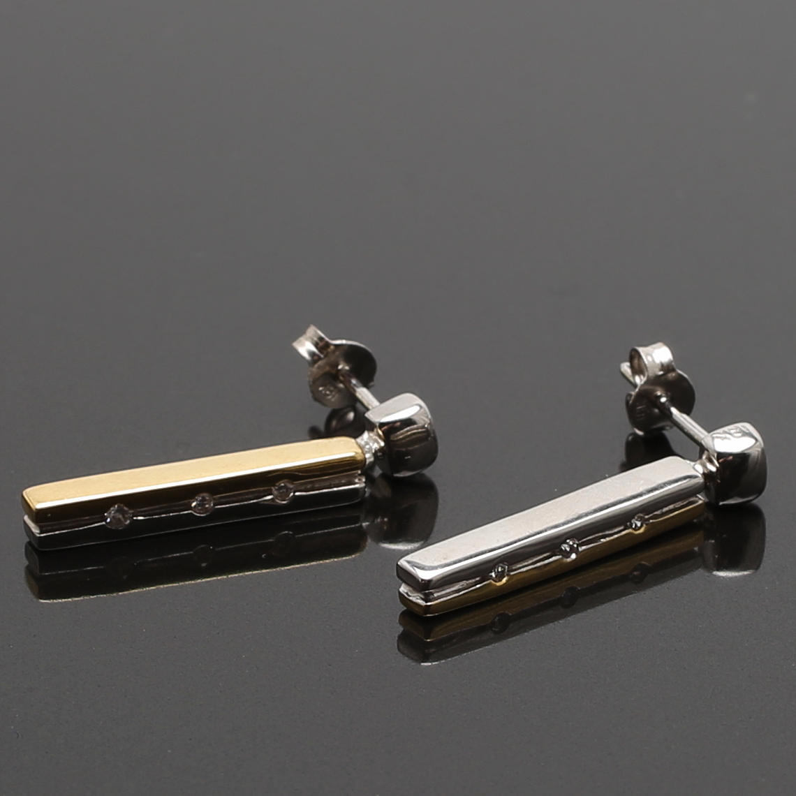 ÖRHÄNGEN i 18 K röd och vitguld med cubic zirkon. Vikt 1,03 g.