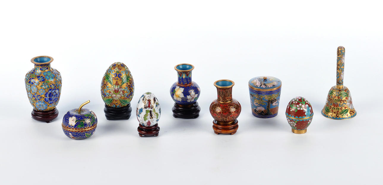 CLOISONNE / CHAMPLEVE. En samling miniatyrer, 9 objekt.