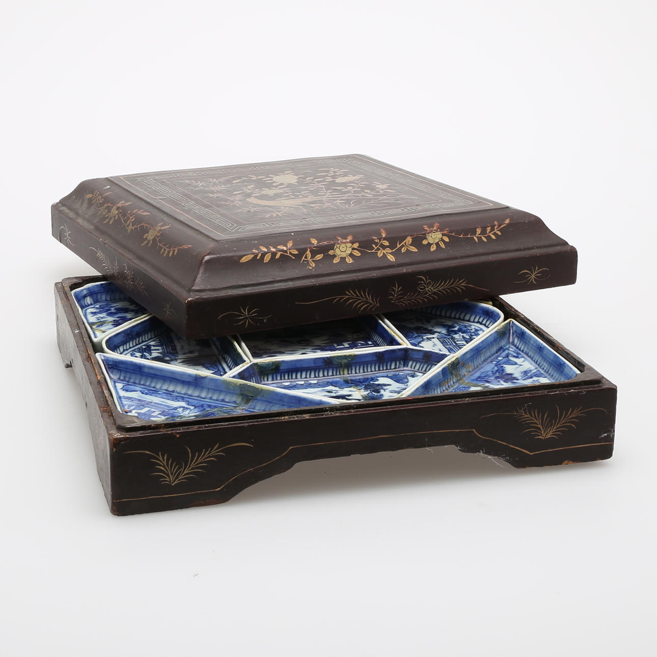 CABARET, lackskrin med serveringsskålar av porslin.