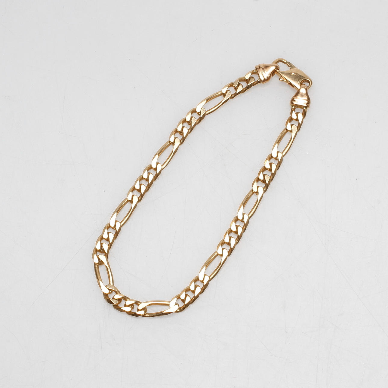ARMBAND FIGARO; 18k guld, vikt ca 15,4 gr.
