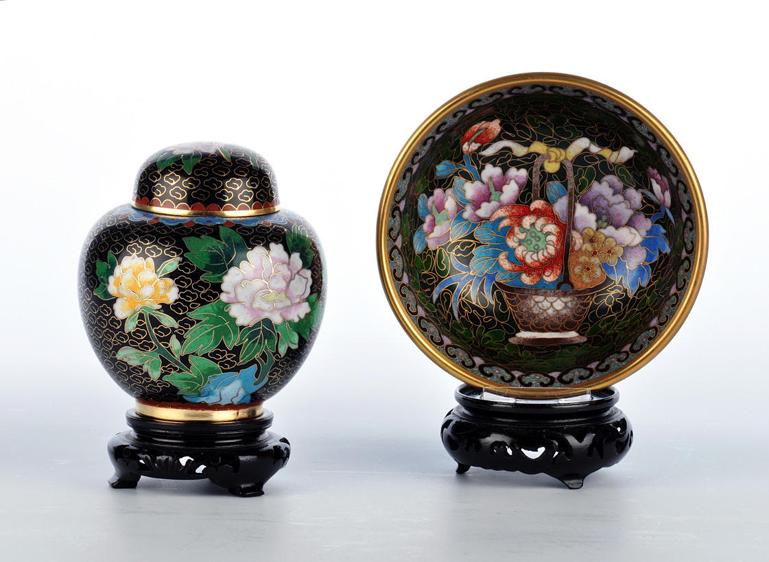 DUNKELGRÜNE UND SCHWARZE CLOISONNE. Ovoid axelkruka och sorg.