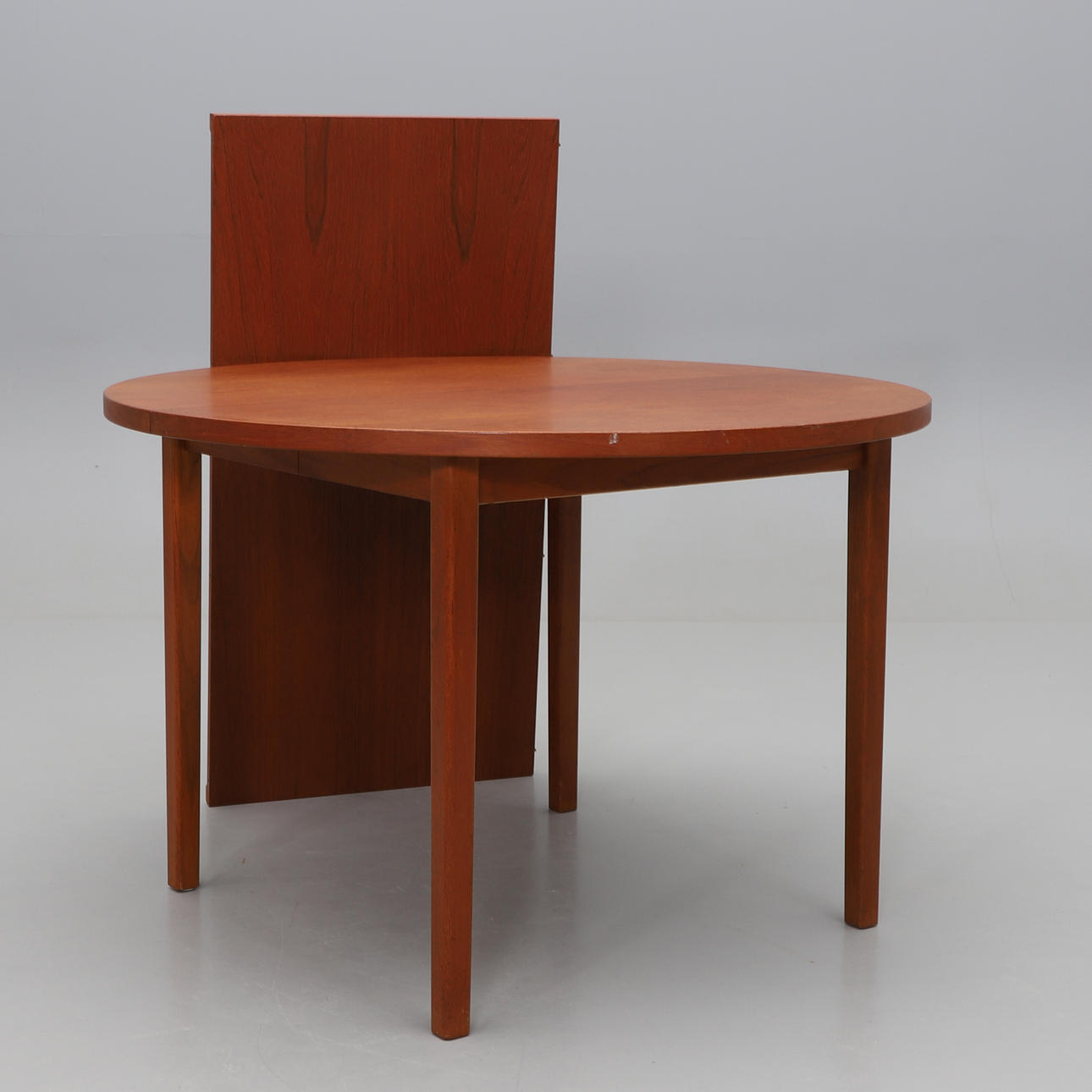 A 1960'S DINING TABLE.