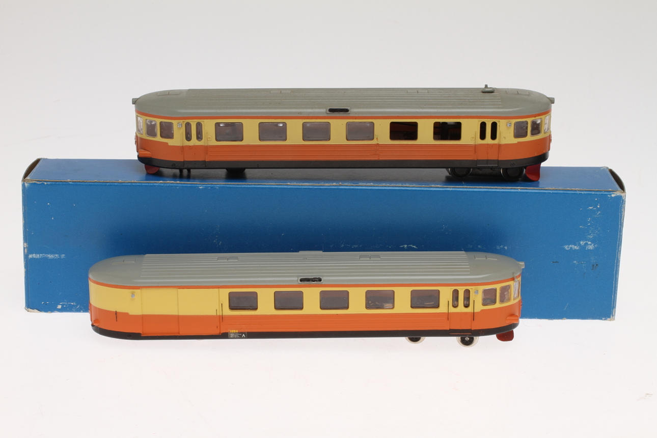 MODELLTÅG 2 rälsbussar Y6 och UAFZ . En originalkartong.