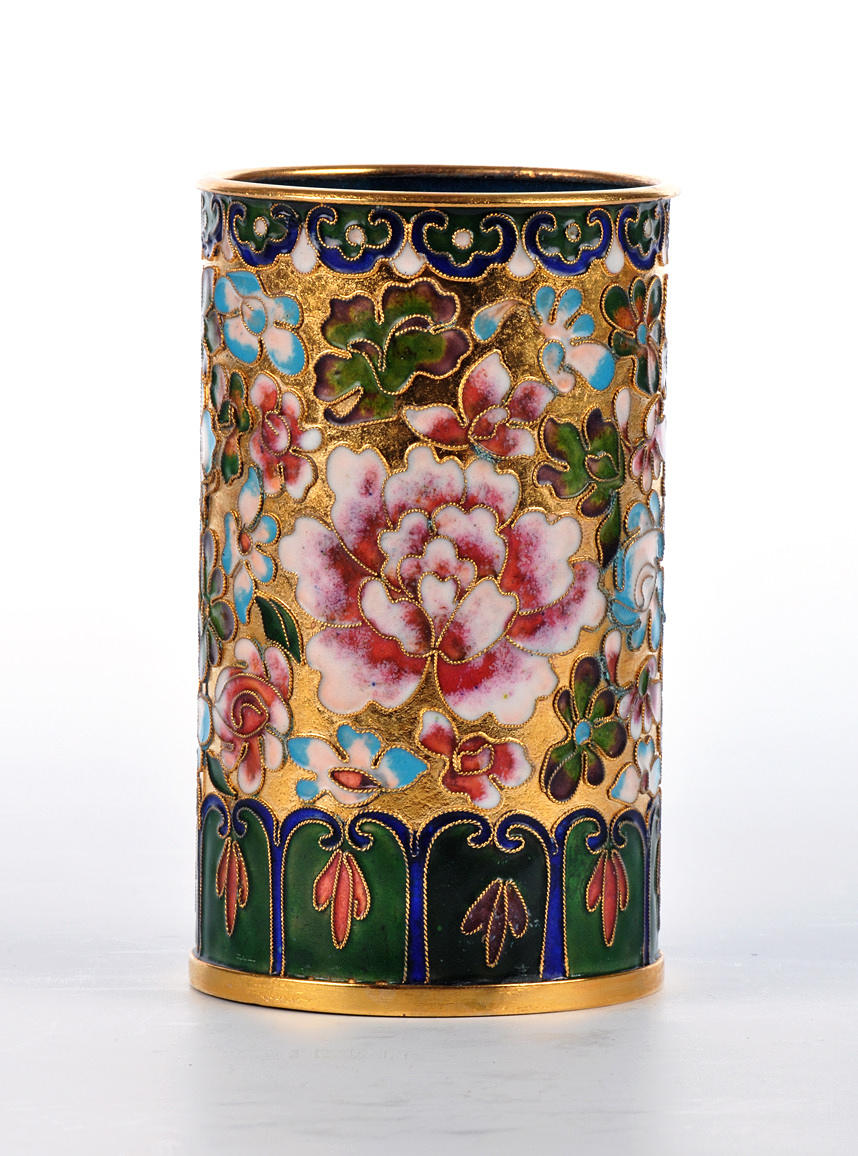 CLOISONNE, PINSELBECHER. Förgyllda och blommiga dekorerade väggar.
