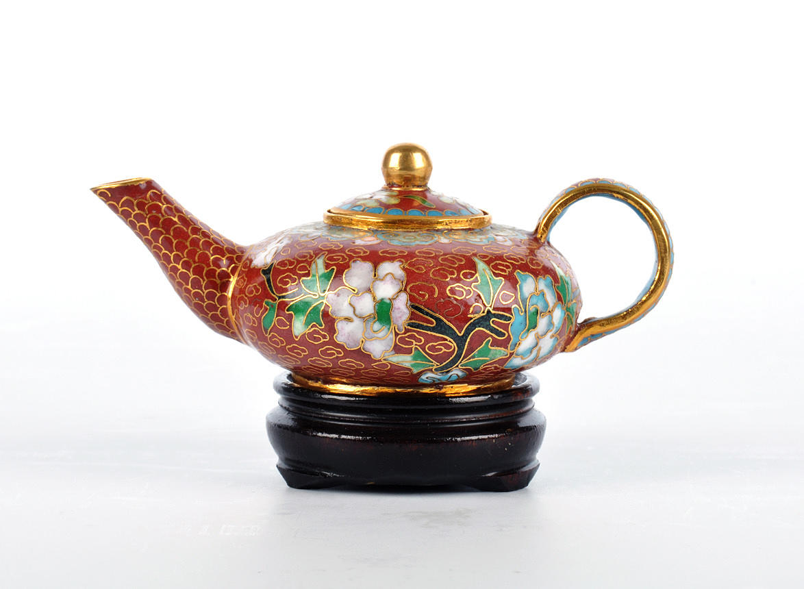 CLOISONNE / CHAMPLEVE. Miniatyr av en tekanna, på en bas.