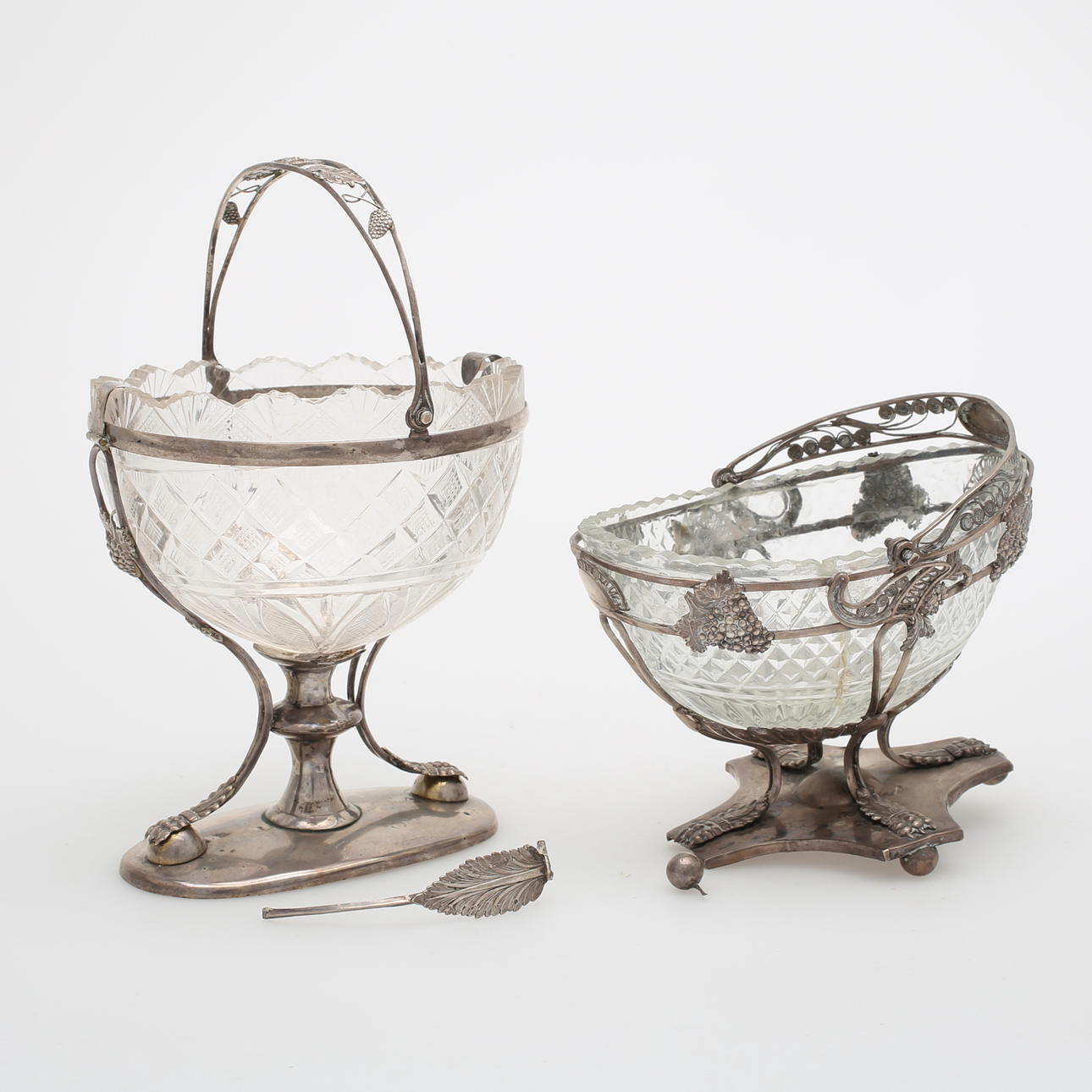GREPSKÅLAR, silver med glasinsatser, empire, 1800-talets första kvartal.